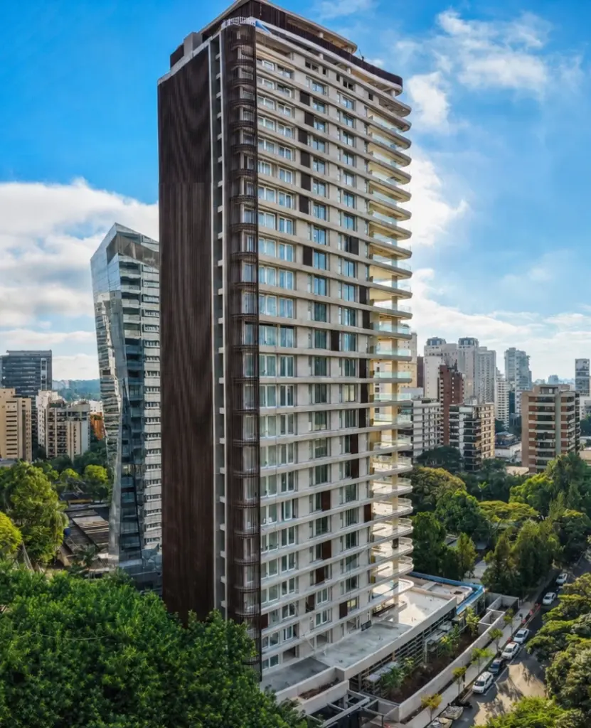 Foto Real Do Vizcaya Itaim Pronto: O Edifício Concluído Entre As Árvores Da Avenida Horácio Lafer.